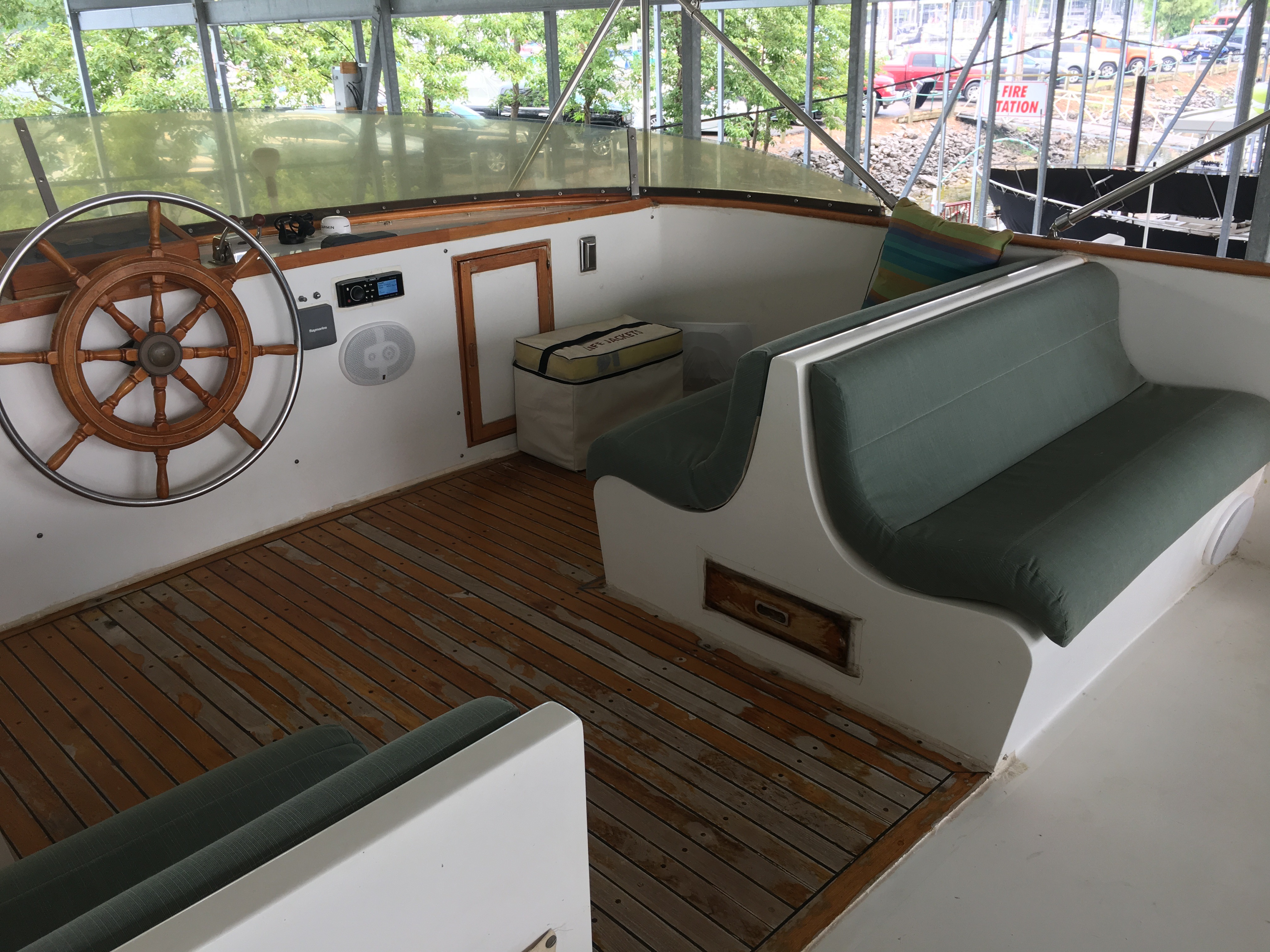 The flybridge pairs a second helm with generous seating.